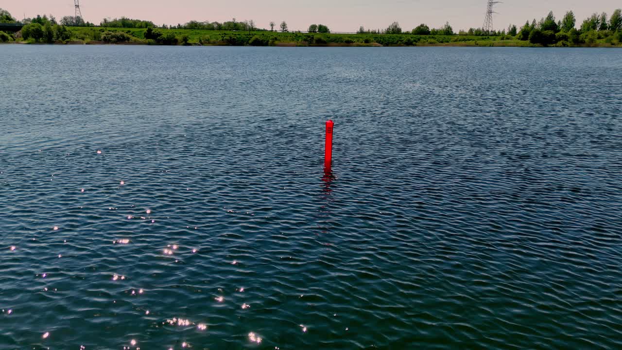 el buzo desciende hacia el centro del lago.