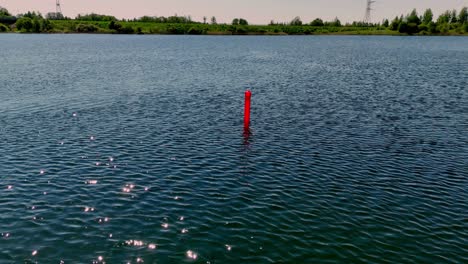 Taucher-Taucht-In-Richtung-Der-Mitte-Des-Sees-Ab