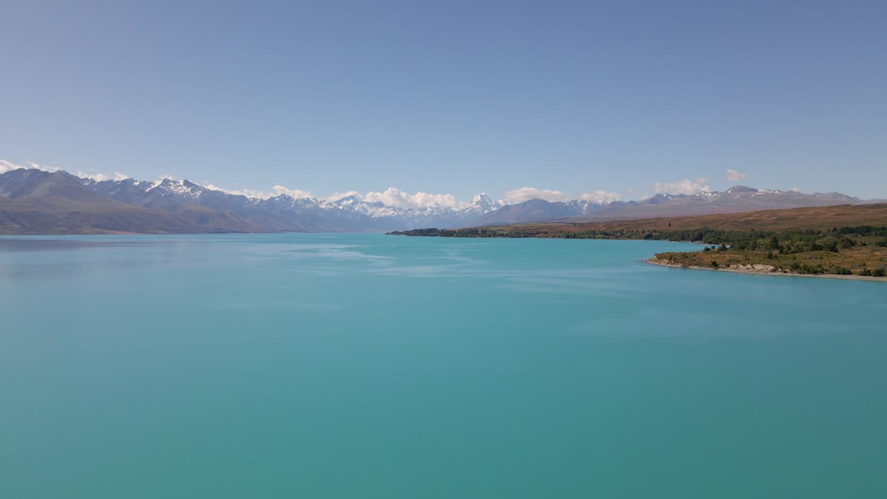 맑은 여름날 뉴질랜드 최고봉의 오름차순 드론 샷