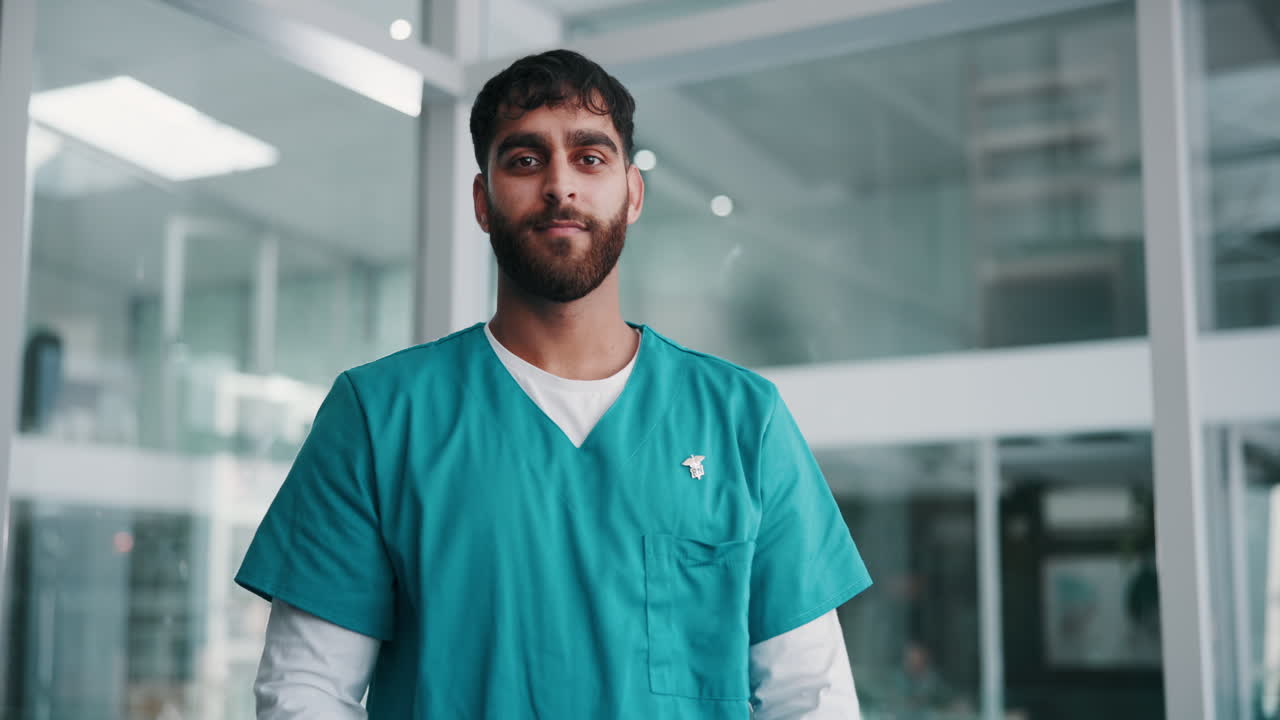 un médico hombre sonriente de pie en un hospital