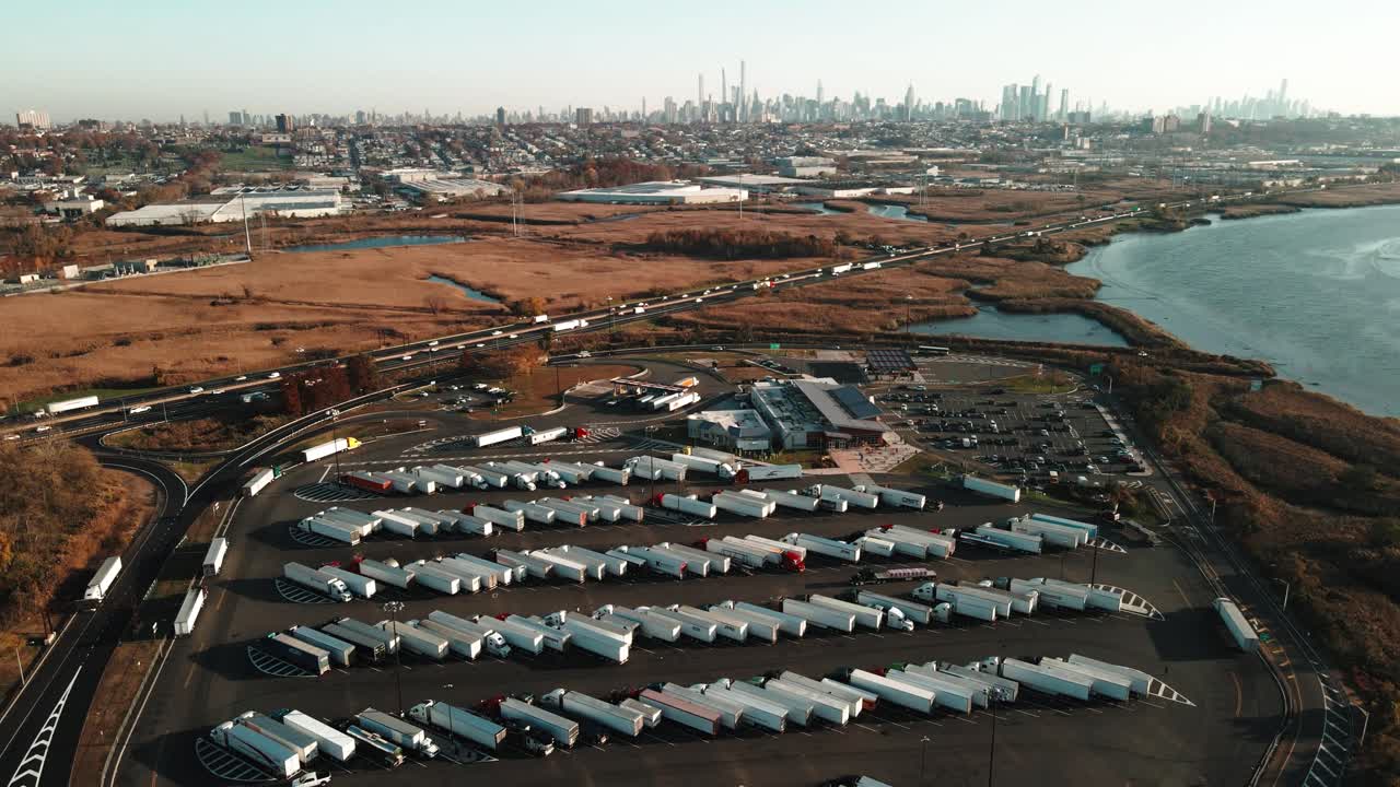 i 95 공중 영상 4k에서 뉴욕과 뉴저지 사이의 서비스 플라자 트럭 정류장