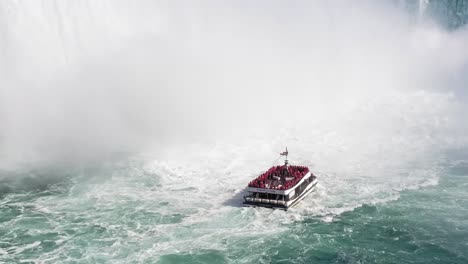 Atemberaubende-Aufnahme-Der-Maid-Of-The-Mist,-Die-Sich-Den-Tosenden-Niagarafällen-Nähert