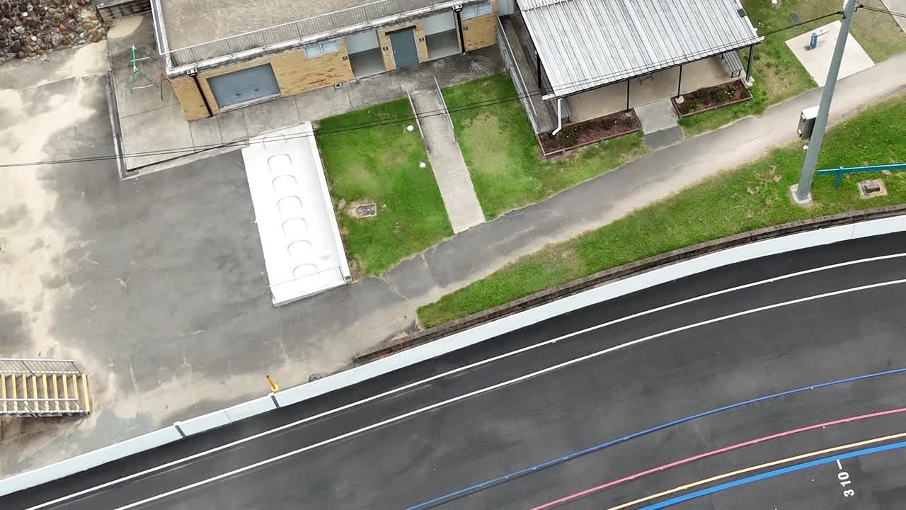 imágenes aéreas de un velódromo y una carretera cercana