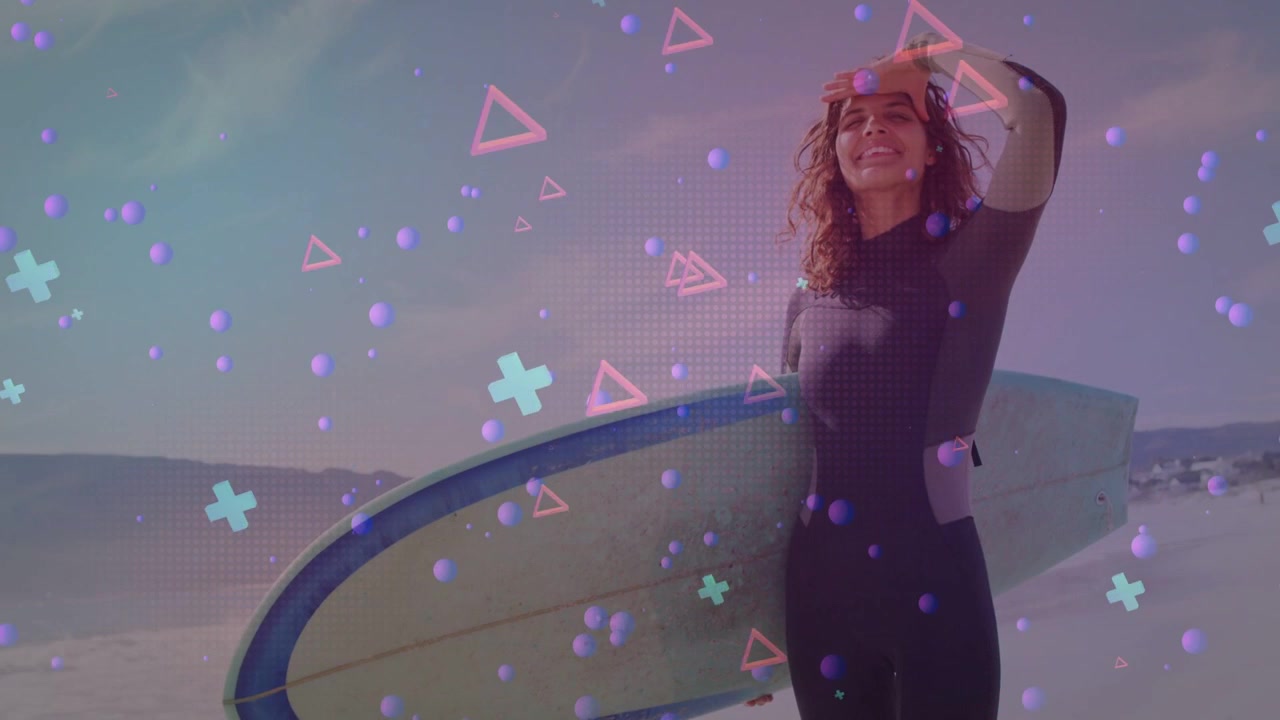Surfista donna che tiene la tavola, si ripara gli occhi e scruta l'oceano in cerca di onde, con una sovrapposizione di marketing che fluttua