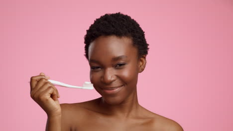mujer cepillándose los dientes