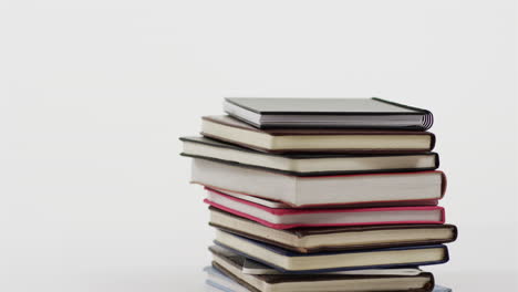 cerca de la pila de libros en el fondo gris, en cámara lenta