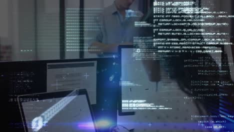 video compuesto digital de procesamiento de datos contra el retrato de una mujer india usando una computadora portátil en la oficina