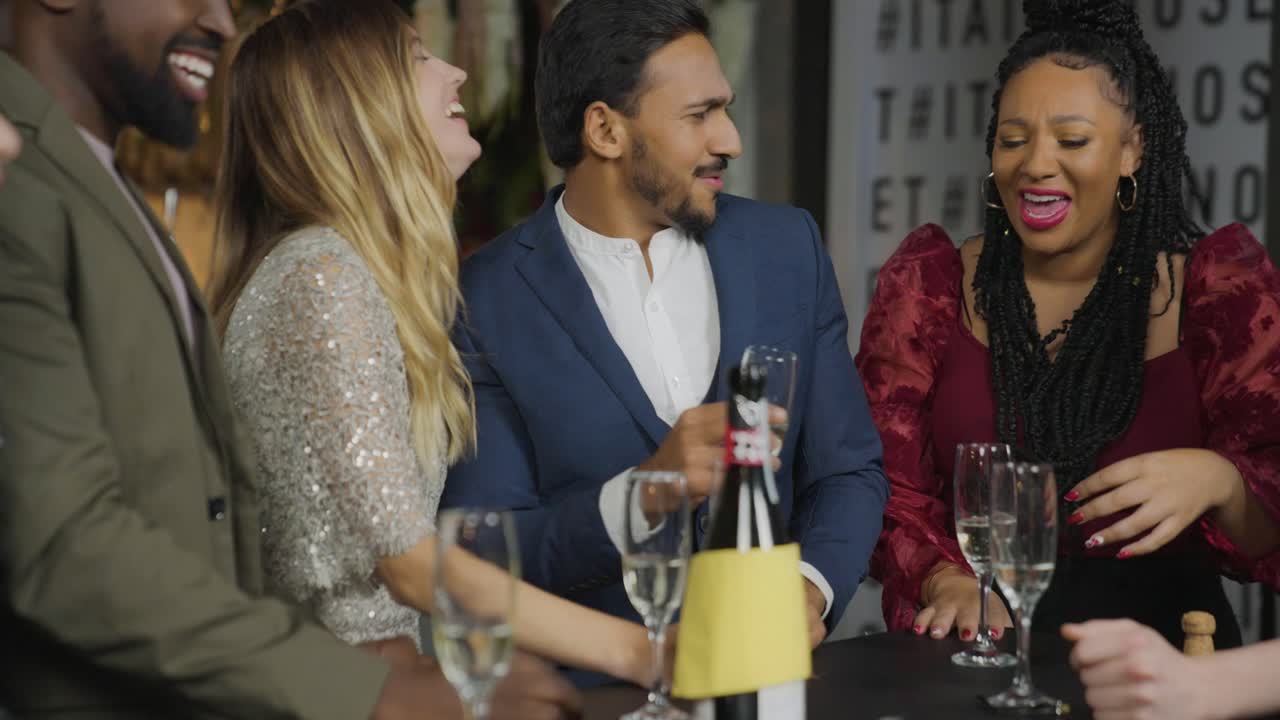 춤을 추고 새해를 축하하는 친구에게 접근하는 추적 샷