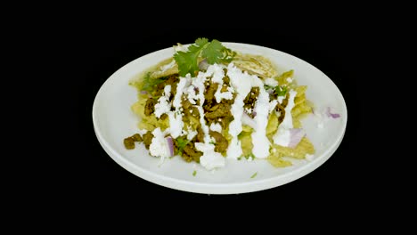 Chilaquiles-Mit-Eiern-Auf-Einem-Drehteller