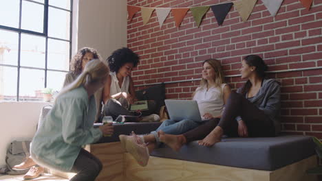 mujeres de negocios multiétnicas que intercambian ideas, comparten ideas creativas, planean estrategias en equipo, disfrutan del trabajo en equipo, entrenan, trabajan en oficinas modernas.
