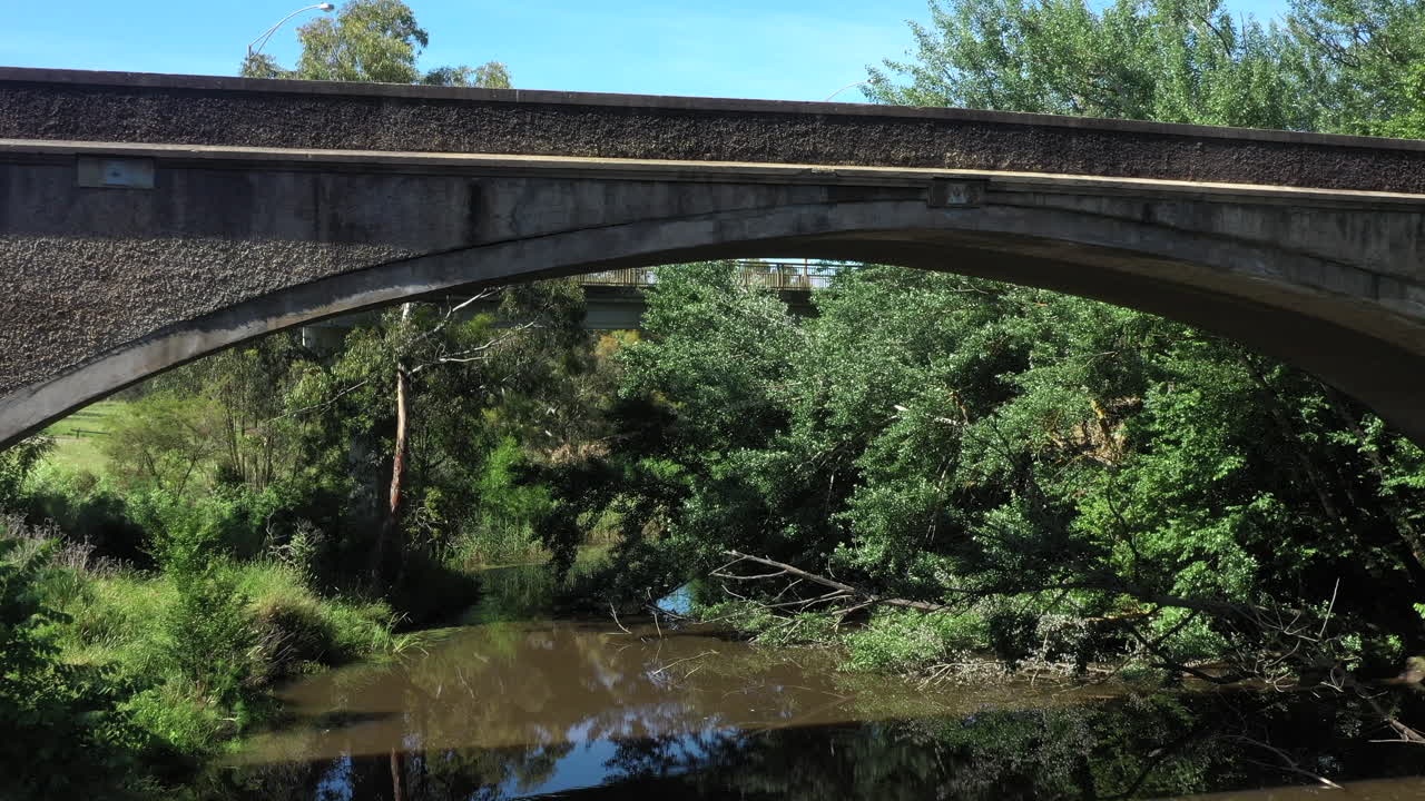강 위의 역사적인 아치 시멘트 다리 아래 공중
