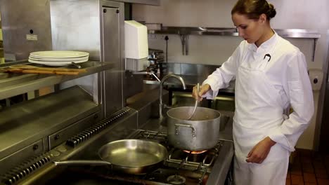 chef muy mezclando una olla grande