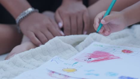 niño dibujando con su madre