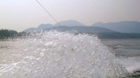 Hombre-Haciendo-Wakeboard-En-El-Río-4k