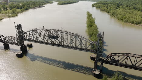 panorama del parque lee creek con el puente ferroviario en van buren, arkansas, ee.uu.