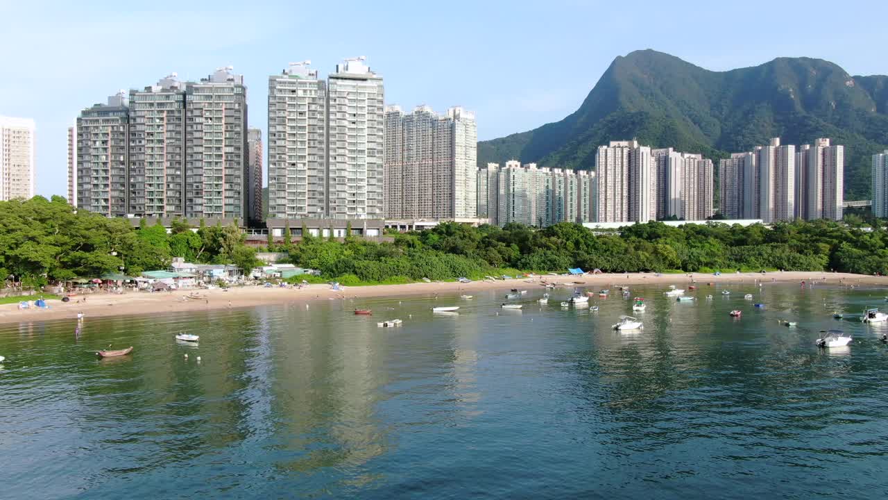 vista aérea del área de hong kong wu kai sha con un moderno complejo de edificios residenciales y la bahía abierta del puerto de tolo