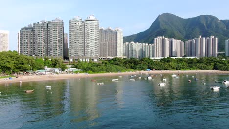 Vista-Aérea-Del-área-De-Hong-Kong-Wu-Kai-Sha-Con-Un-Moderno-Complejo-De-Edificios-Residenciales-Y-La-Bahía-Abierta-Del-Puerto-De-Tolo