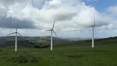 Vista-Aérea-De-Un-Parque-De-Turbinas-Eólicas-Para-La-Producción-De-Energía-En-Un-Hermoso-Cielo-Nublado-En-El-Norte-De-Galicia