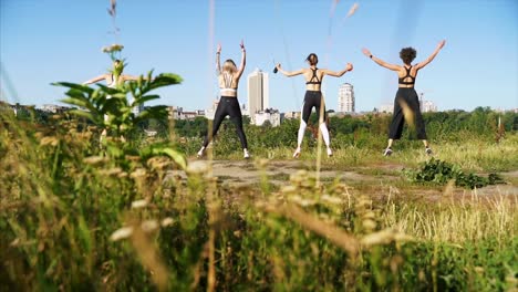 mujeres saltando jacks al aire libre