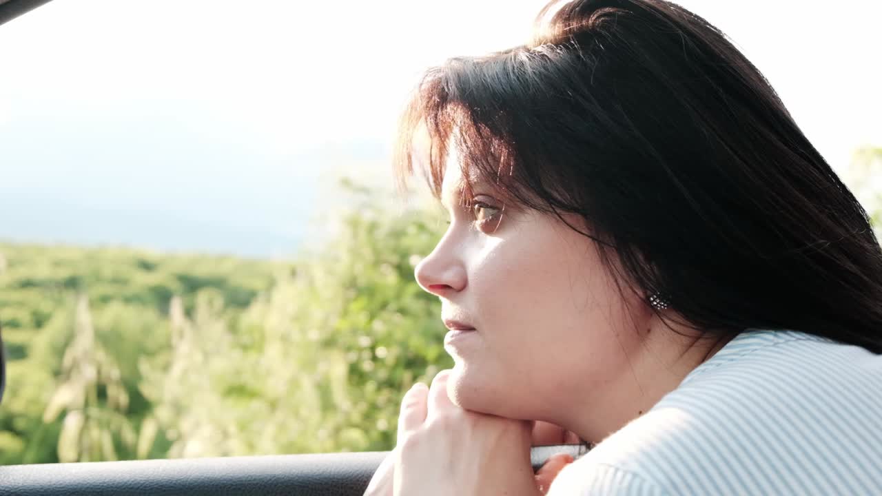 mujer joven con ojos cansados mirando el campo que pasa en el viaje a casa
