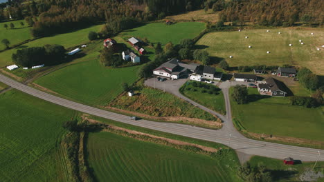 Vista-Aérea-Del-Paisaje-Agrícola-Con-Casas-Cerca-Del-Fiordo-Skjerstad-En-Fauske,-Condado-De-Nordland,-Noruega