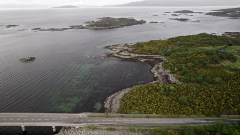 Der-Beginn-Der-Skye-Brücke-Von-Kyle-Of-Lochalsh,-Schottland,-Wunderschöne-Natur-4k