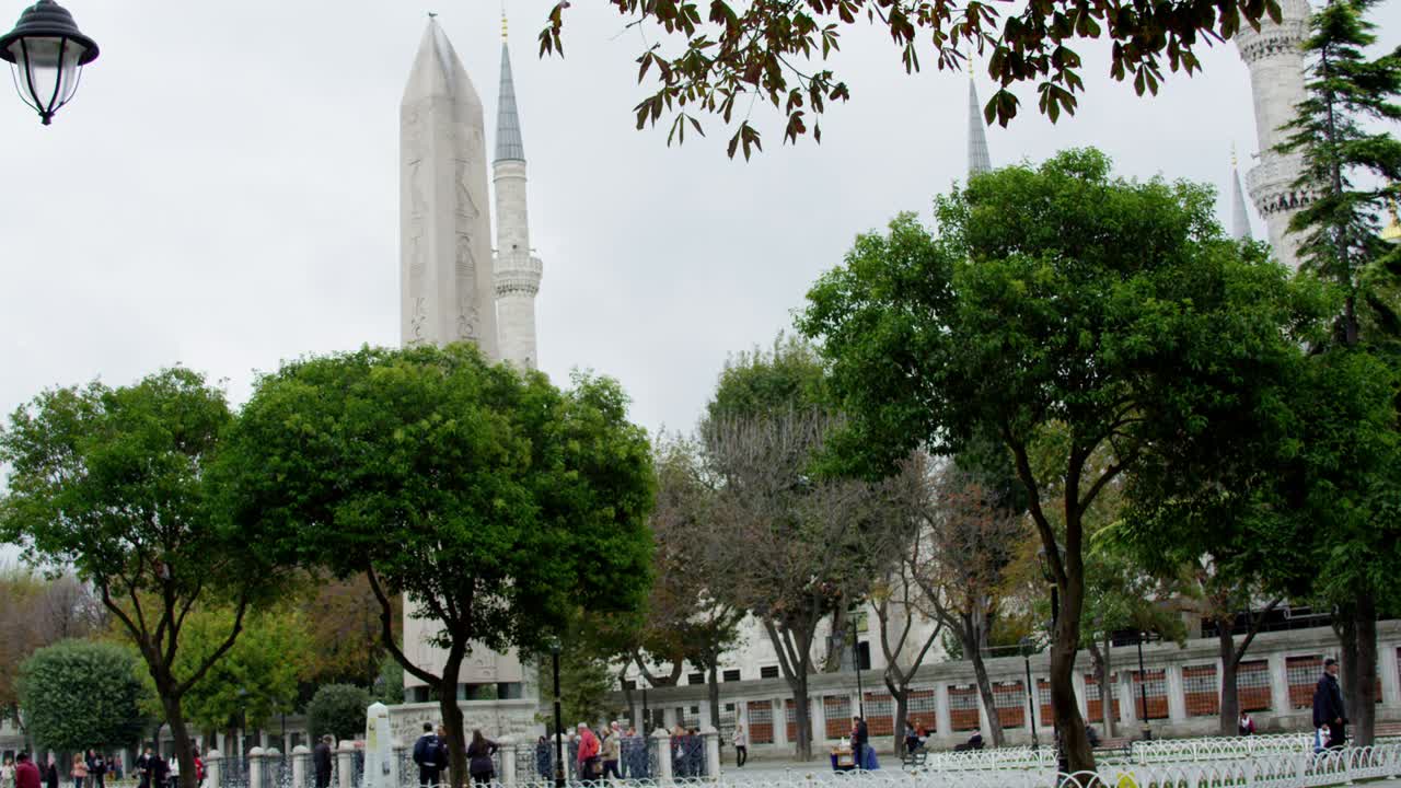 터키 이스탄불의 술탄 아흐메트 광장 (sultanahmet square) 에서 볼 수 있다.