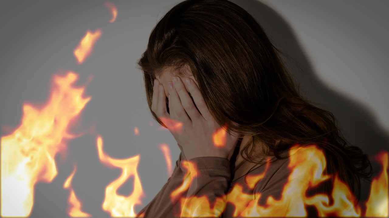 얼굴 을  ⁇ 고 있는 화가 난 여자 의 디지털 애니메이션 4k