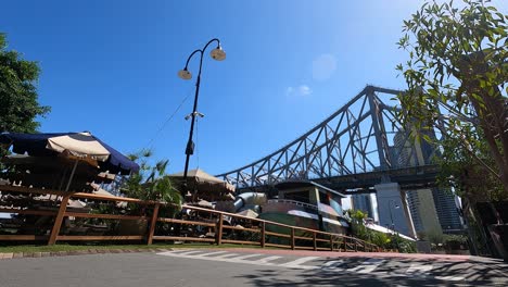 Untersicht-Der-Story-Bridge-Mit-Essen-Im-Freien-Und-Gastfreundschaft-In-Howard-Smith-Wharves