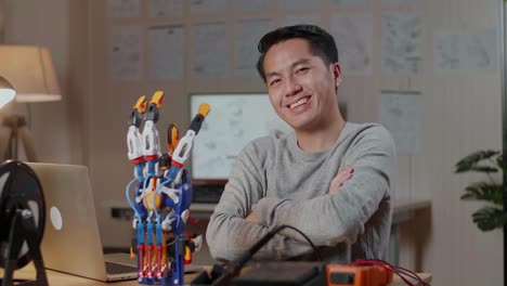 ingeniero feliz con proyecto de brazo robótico