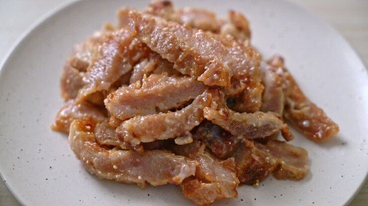 Collo di maiale alla griglia o collo di maiale bollito al carbone con salsa piccante tailandese