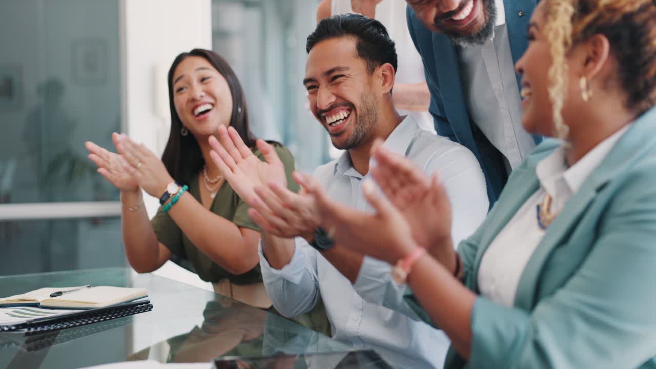 éxito, ganador y aplausos con la gente de negocios