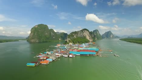 koh panyee pueblo pesquero flotante tradicional en medio de hermosos acantilados de piedra caliza bahía de phang nga