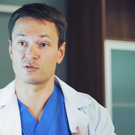 el médico habla con el paciente.