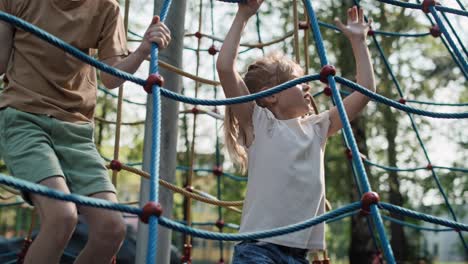 Zwei-Kaukasische-Kinder-Klettern-Gemeinsam-Auf-Dem-Spielplatz.