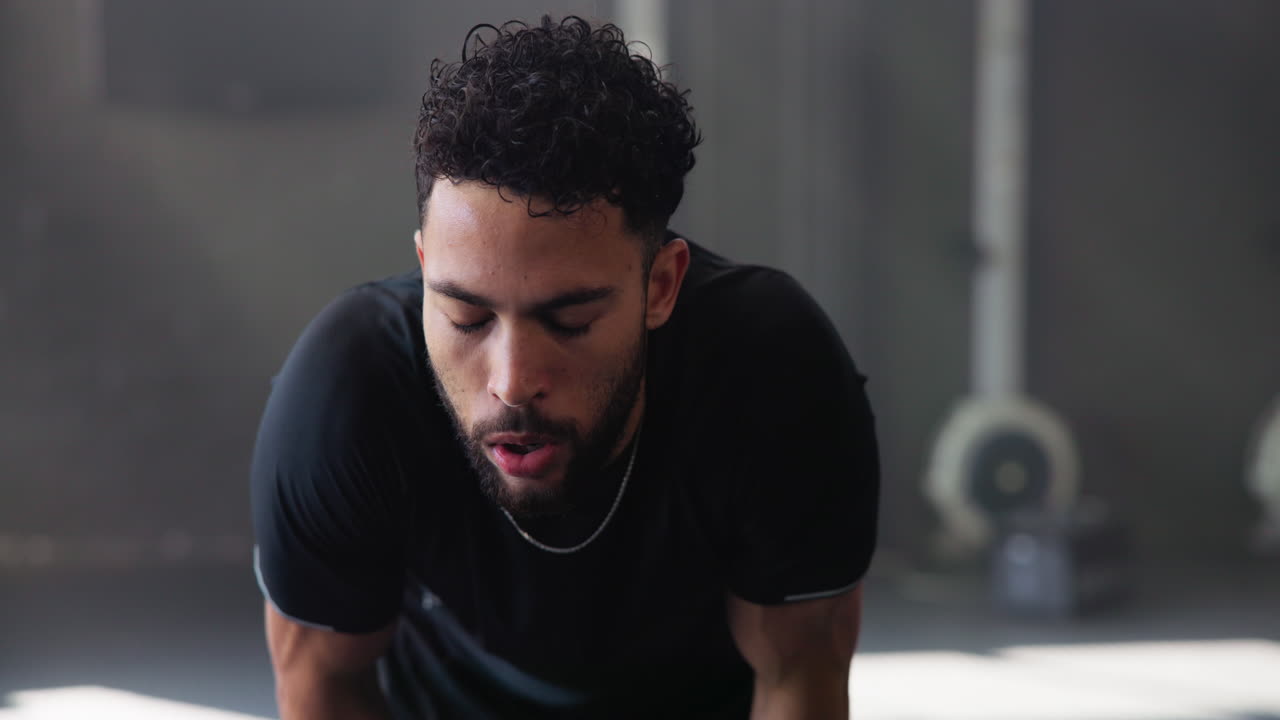 hombre trabajando en el gimnasio