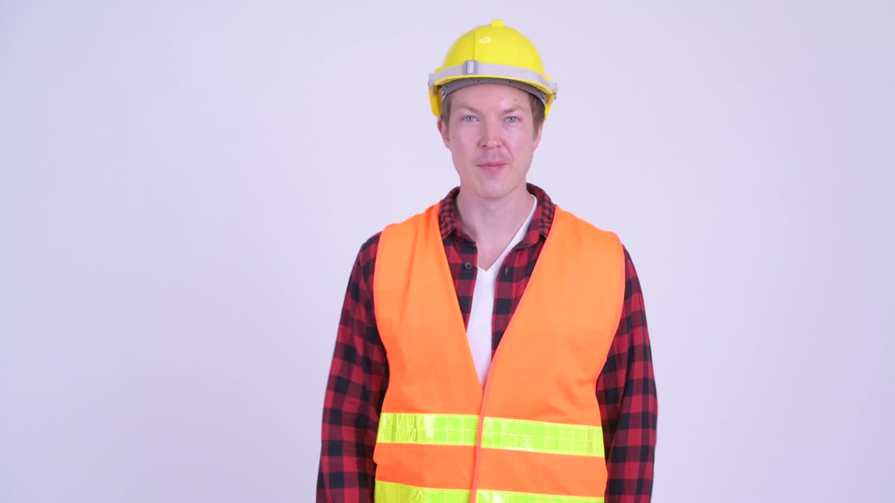 joven trabajador de la construcción guapo