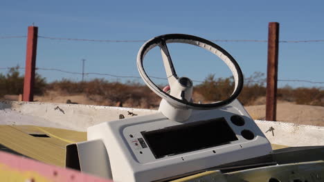 barco abandonado sentado en el desierto joshua tree