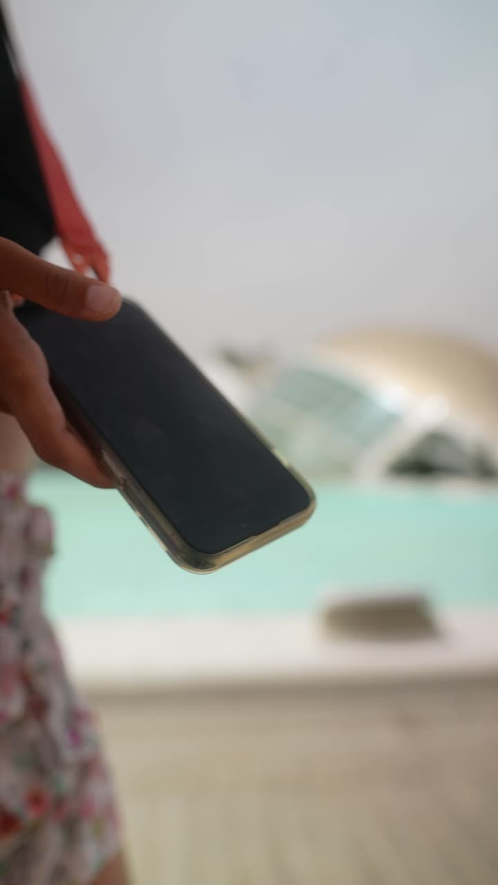 mujer sosteniendo un teléfono