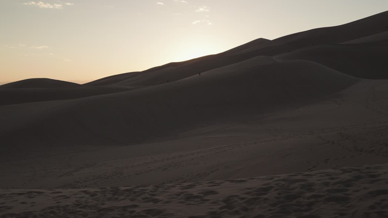 las dunas de arena al atardecer