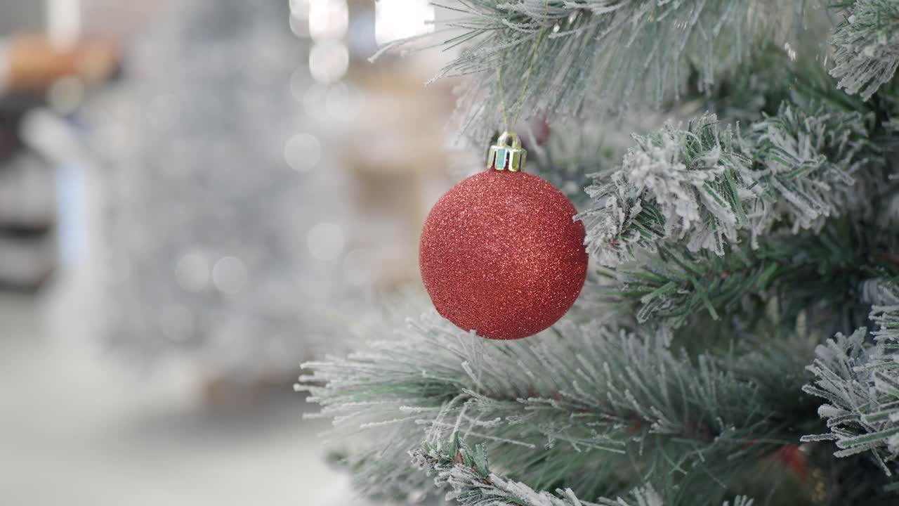 крупный план красного рождественского украшения на рождественской елке