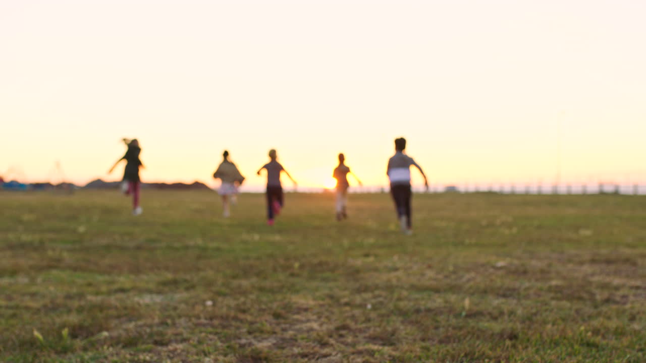 어린이 그룹, 달리기 및 놀이 경주