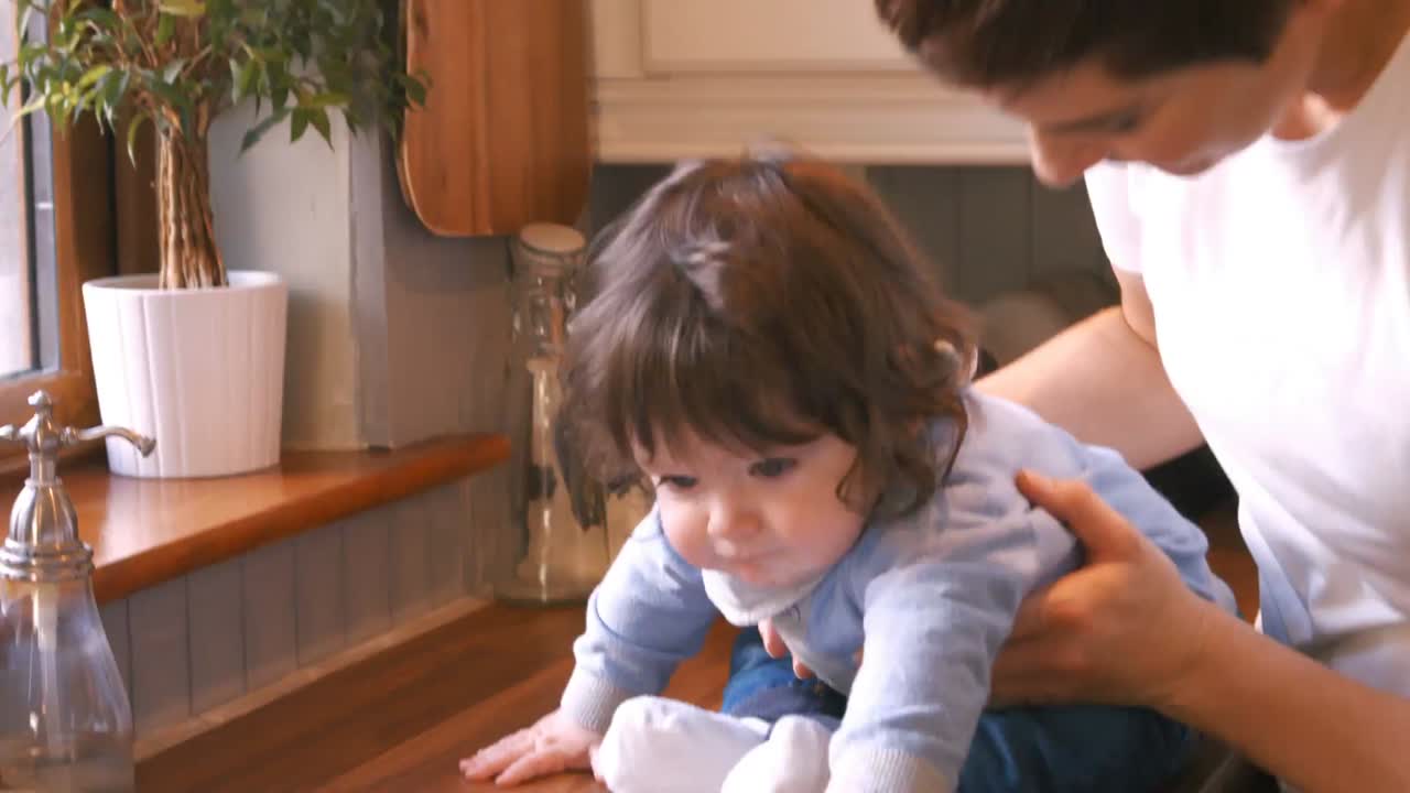 엄마 가 아기 와 함께 놀고 있다
