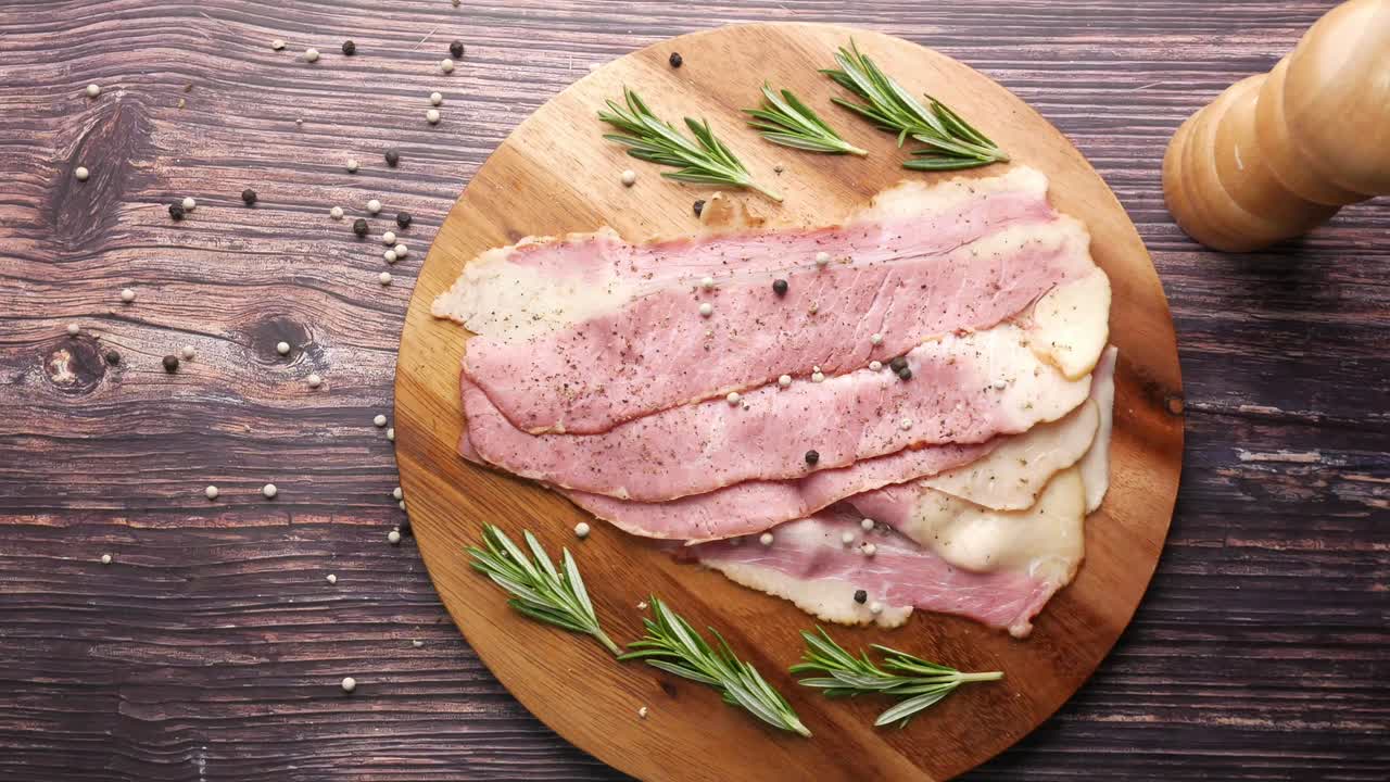 허브 와 고추 를 넣은 나무판 에 잘라진 베이컨