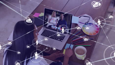 animación de la red de conexiones con iconos sobre la mujer usando computadora portátil