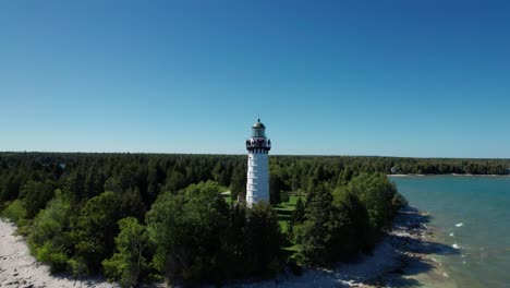 Slow-orbiting-drone-shot-of-a-light-house-in-door-county,-Wisconsin