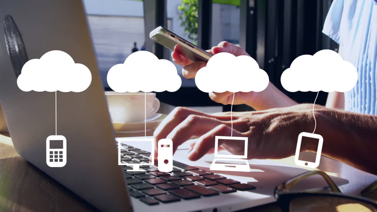 animación de iconos de los medios sobre una mujer caucásica usando una computadora portátil