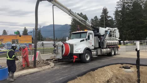 Hydrovac-Truck-Im-Einsatz:-Präzise-Und-Effiziente-Freilegung-Unterirdischer-Versorgungsleitungen