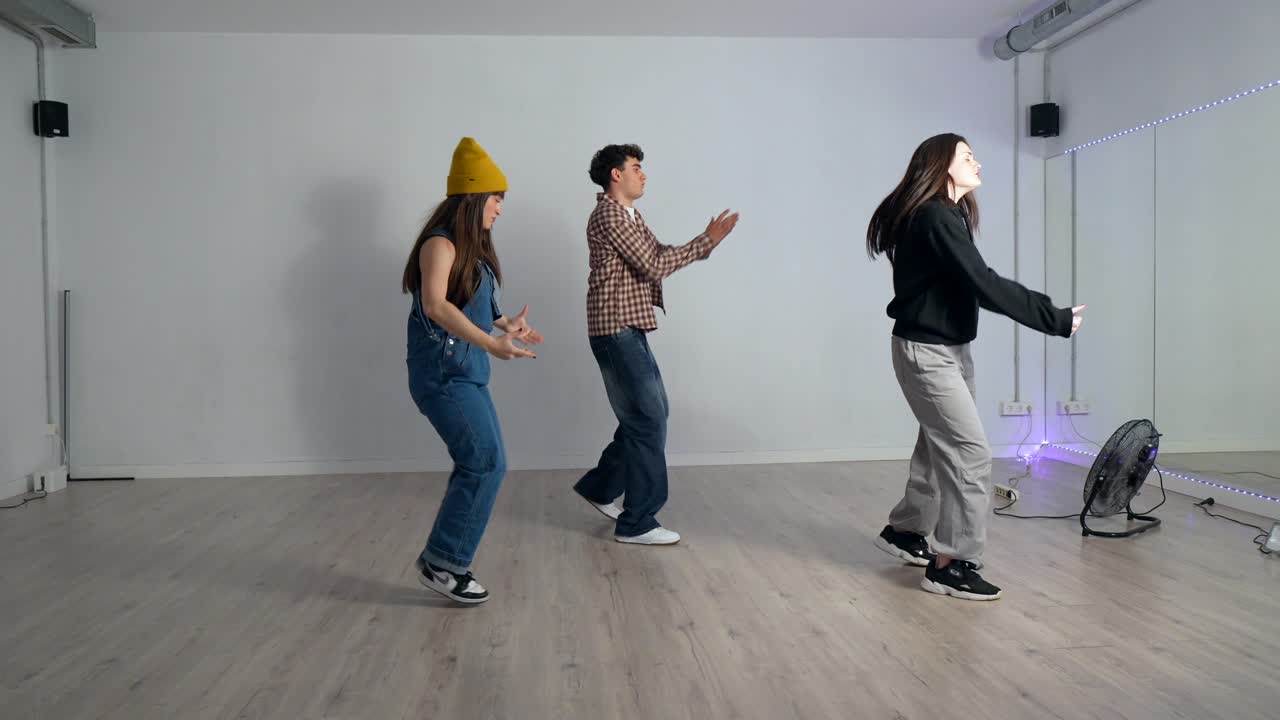 スタジオで踊る人々のグループ