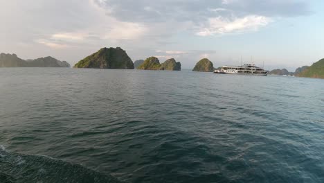 Vista-Desde-El-Lado-De-Un-Barco-Que-Navega-Por-El-Océano-En-La-Bahía-De-Halong,-Vietnam